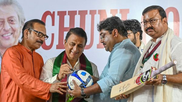 বার পুজোয় মোহনবাগানে এসে নস্ট্যালজিক গাভাসকর,ঘুরে দাঁড়ানোর শপথ ইস্টবেঙ্গলের