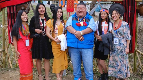 তিনি খুব কড়া, কিন্তু...! মহিলাদের সঙ্গে ছবি শেয়ার বিজেপি শাসিত রাজ্যে দলের সভাপতি ও মন্ত্রীর