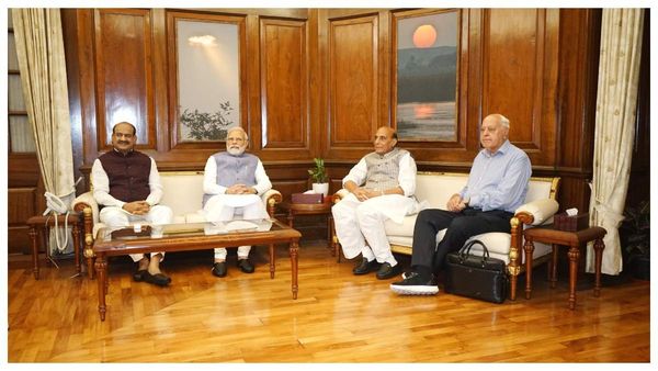 বিরোধী শিবিরে ধাক্কা! তিরঙ্গা মার্চ এড়িয়ে প্রধানমন্ত্রী মোদীর সঙ্গে দেখা করলেন ফারুক আবদুল্লা