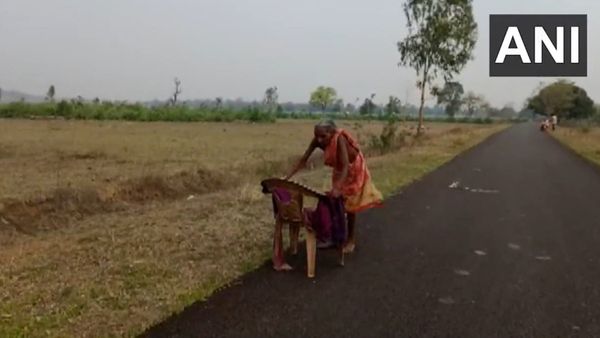 চেয়ার হাতে খালি পায়ে হেঁটে বৃদ্ধা চলেছেন পেনশন আনতে, ভিডিও ভাইরাল নেট দুনিয়ায়