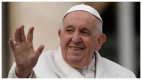 অভূতপূর্ব সিদ্ধান্ত! বিশপদের সভায় মহিলাদের ভোটদানের অনুমতি দিলেন পোপ