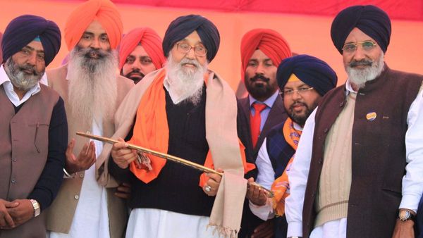 ৪৩-এও তিনি মুখ্যমন্ত্রী আবার ৭০ এও! প্রকাশ সিং বাদলের ঝুলিতে ছিল জোড়া রেকর্ড