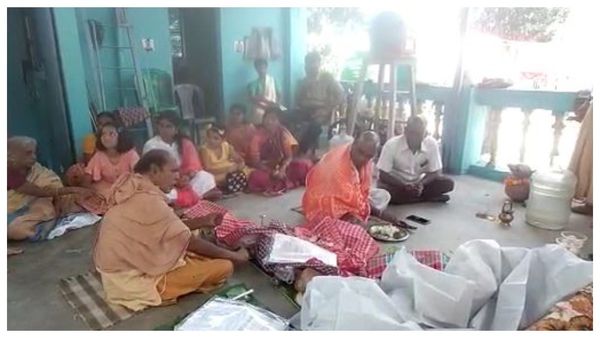 ইদের নমাজ সেরে হিন্দু 'বাবা'র শেষকৃত্যে ব্যস্ত! মস্তক মুণ্ডনের পরে শ্রাদ্ধ শান্তির কাজে যোগদান যুবকের