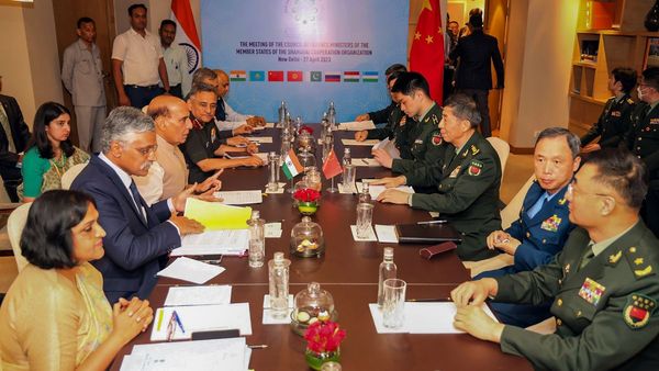 'সীমান্তে শান্তি ছাড়া সম্পর্ক স্বাভাবিক নয়,' চিনের প্রতিরক্ষামন্ত্রীর সঙ্গে বৈঠক রাজনাথের