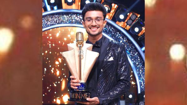 ইন্ডিয়ান আইডলের ট্রফি জিতে নিলেন ঋষি সিং, পুরস্কার হিসাবে কী কী পেলেন তিনি