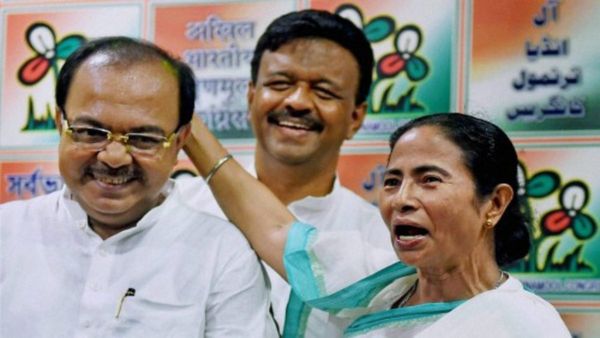 ‘ভাবিয়া করিও কাজ করিয়া ভাবিও না’, ফিরহাদের সমালোচনায় মমতাকে বার্তা শোভনের