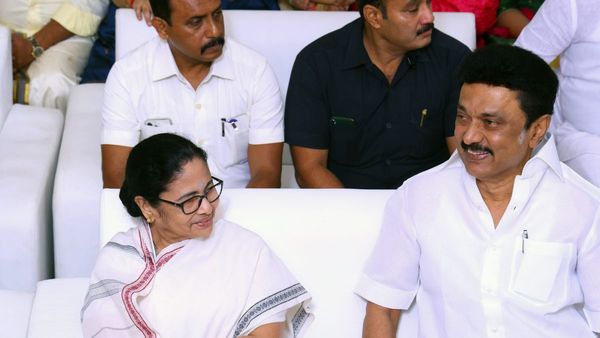 সমর্থন জানিয়ে স্টালিনকে ফোন মমতার! দিলেন সমস্ত মুখ্যমন্ত্রীদের একজোট হওয়ার বার্তাও