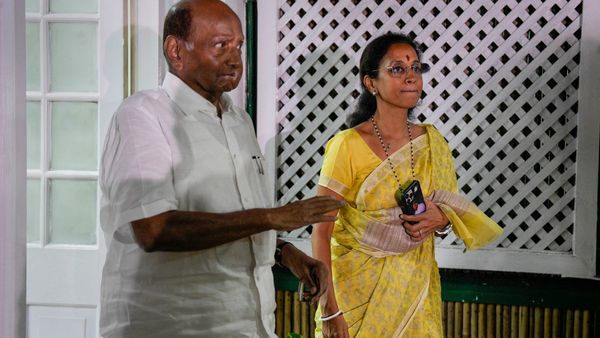 অজিত পাওয়ার না সুপ্রিয়া সুলে- কে বসবেন এনসিপি প্রধান শরদ পাওয়ারের পদে