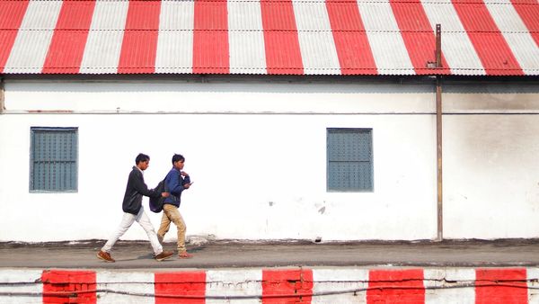 একটিই রেলস্টেশন দুই রাজ্যে ভাগ! এমনই বিরল ছবি রয়েছে এদেশেই, জানেন কোথায়