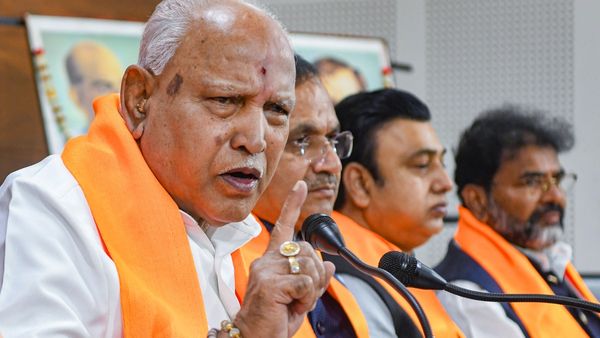 একদিকে বিক্ষুব্ধ প্রবীণরা অন্যদিকে প্রার্থীপদ নিয়ে মতানৈক্য! শেষ পর্যন্ত ইয়েদুরাপ্পা শরণে বিজেপি নেতৃত্ব