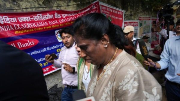 ১১ দিন পর পাশে আইওএ, ধরনা মঞ্চে এসে সাক্ষী-বজরংদের সঙ্গে কথা বললেন পিটি উষা