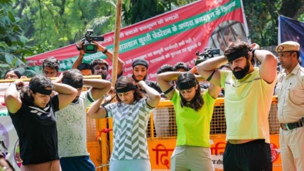 কুস্তি কাণ্ডে বৃহস্পতিবার ‘কালা দিবস’ পালন করলেন বজরং-সাক্ষীরা