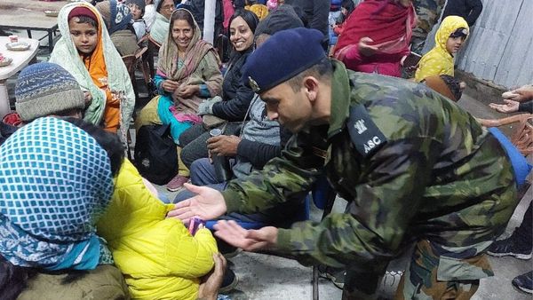 প্রবল বৃষ্টিতে সিকিমে ধস! আটকে থাকা ৫০০ পর্যটককে উদ্ধার করল সেনাবাহিনী