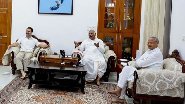 খাড়গে-রাহুলের উপস্থিতিতে 'হাতে হাত' গেহলট-পাইলটের! রাজস্থান ছাড়াও মধ্যপ্রদেশ নিয়ে পরিকল্পনা কংগ্রেসের