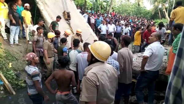 পোস্তা ও মাঝেরহাটের পর হুড়মুড়িয়ে ভেঙে পড়ল তমলুকের সেতু, ধ্বংসস্তূপে আটকে একজন