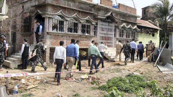 মোটা টাকার বিনিময়ে গরু পাচারে সুবিধা! সিবিআইয়ের নজরে একাধিক শুল্ক আধিকারিক