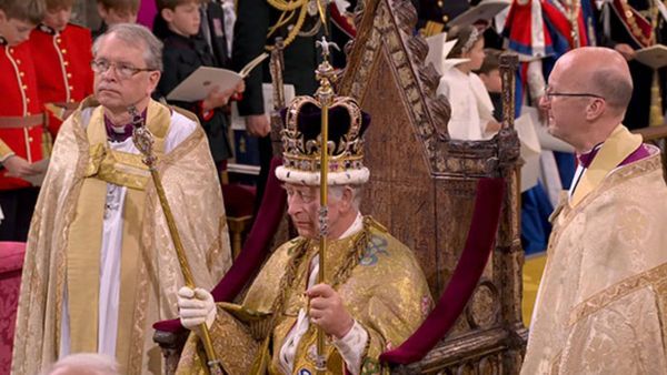 ৭০ বছর পর নতুন রাজা পেল ব্রিটেন, রানির মাথায় উঠল না কোহিনূর