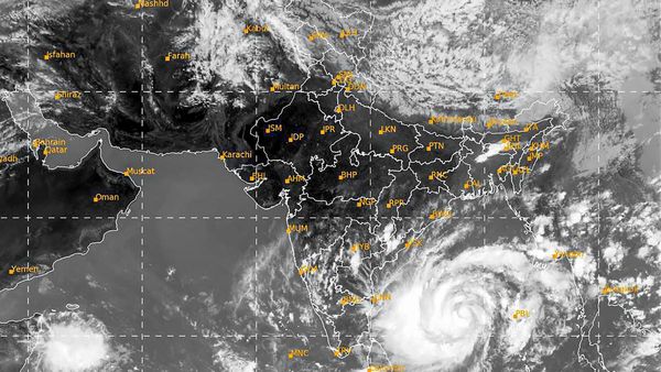 cyclone mocha: আম্ফানের মতোই অতি প্রবল ঘূর্ণিঝড়ে পরিণত হচ্ছে মোখা! ধেয়ে আসবে কোন পথে, আশঙ্কা