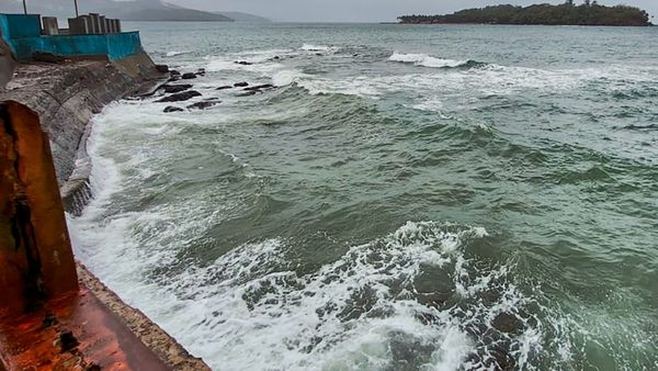 cyclone mocha: আম্ফানকে গতিতে চ্যালেঞ্জ! সুপার সাইক্লোনের রূপ নিয়ে ঘূর্ণিঝড় মোখার তাণ্ডব উপকূলে