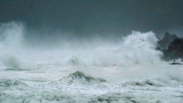 Cyclone Biparjoy: উত্তাল সমুদ্র, আছড়ে পড়ছে পাহাড় প্রমাণ ঢেউ! তিন রাজ্যে চরম সতর্কতা