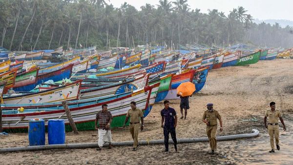 Cyclone Biparjoy: অতি প্রবল ঘূর্ণিঝড়ে রূপান্তরিত বিপর্যয়! দুর্যোগের ঘনঘটা পশ্চিম উপকূলবর্তী রাজ্যগুলিতে