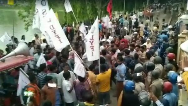 নিয়োগ দুর্নীতি-সহ বিভিন্ন ইস্যুতে পথে SFI-DYFI-AIDWA! ধুন্ধুমার পরিস্থিতি কোচবিহার শহরে