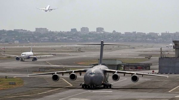 রানওয়েতে আটকে গেল আইএএফের সি-১৭ গ্লোবমাস্টার, সমস্ত উড়ান বাতিল লেহ থেকে