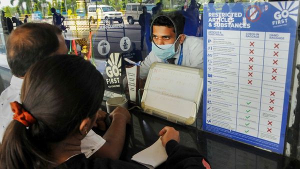 গো ফার্স্টকে অবিলম্বে বিমানের টিকিট বিক্রি বন্ধের নির্দেশ ডিজিসিএ’র, নোটিশ জারি