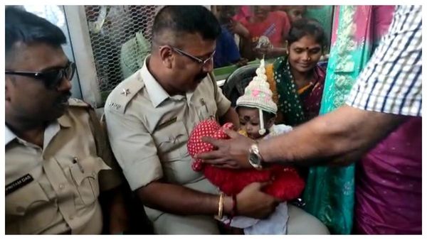 হাওড়া স্টেশনের ফুটপাতের গণেশের মুখেভাত! সৌজন্যে পুলিশ 'মামা'