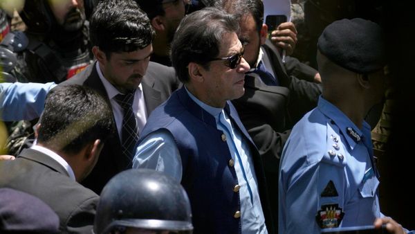 সেনা আইনের মুখোমুখি না দেশত্যাগ? ইমরান খানকে প্রস্তাব পাকিস্তান সেনাবাহিনীর