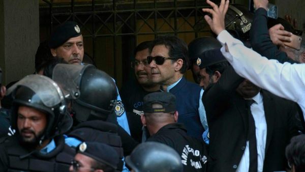 যে কোনও মুহূর্তে গ্রেফতার ইমরান খান! সোশ্যাল মিডিয়াতে বিস্ফোরক প্রাক্তন প্রধানমন্ত্রী