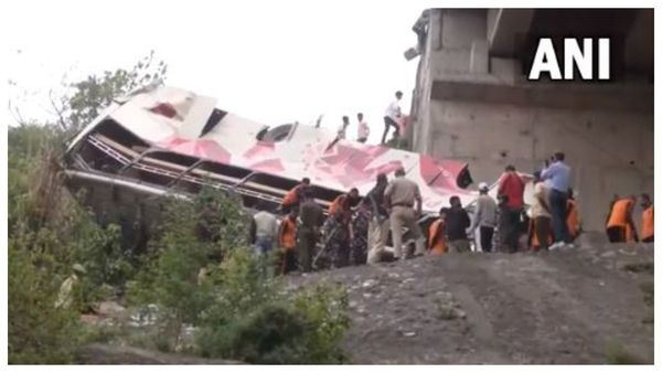 বৈষ্ণোদেবী যাওয়ার পথে বাস পড়ল গভীর খাদে! কমপক্ষে ১০ জনের মৃত্যু, আহত ২০