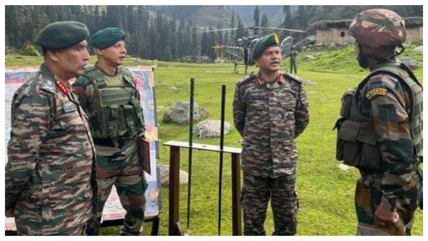 পাঁচ জওয়ানের মৃত্যুর পরে চলছে গুলি যুদ্ধ! পরিস্থিতি পর্যালোচনায় জম্মুতে প্রতিরক্ষামন্ত্রী ও সেনা প্রধান