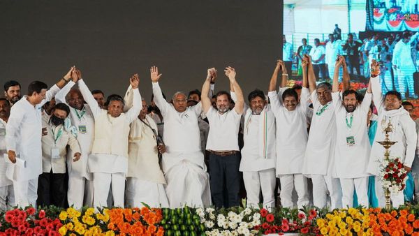 কর্নাটকে সরকার গড়তে নিশ্চিত কংগ্রেস, পরিষদীয় দলের বৈঠক কাল, হায়দরাবাদে রিসর্ট বুকিং কেন?