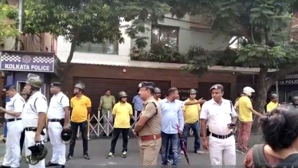 মমতার পাড়ায় 'চোর-চোর' স্লোগান কর্মীদের! 'শান্তিনিকেতনে'র সামনে বাজল রবীন্দ্রসঙ্গীত