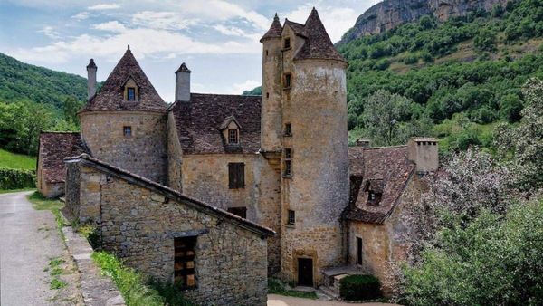 দুই দেশের মেলবন্ধন ঘটিয়েছে একটি গ্রাম, এক কামরার ঘরেই মেলে সীমান্তপারের অনুভূতি