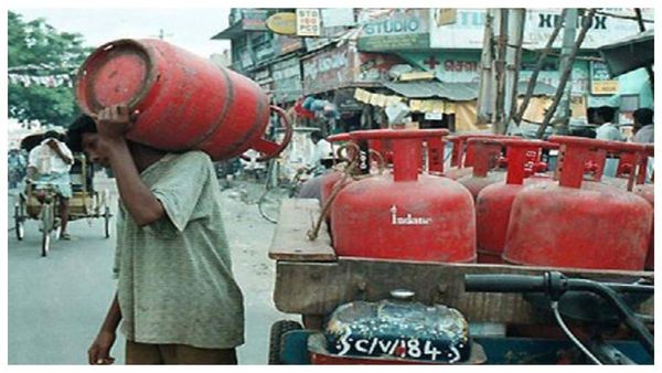 LPG Cylinder Price Decrease: রান্নার গ্যাসের দাম কমল! কলকাতায় সিলিন্ডার পিছু কত পড়বে