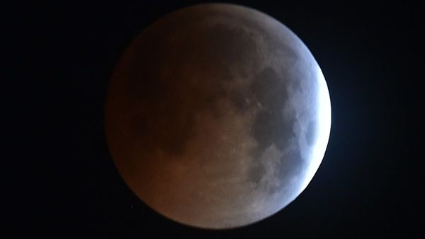 ২০২৩-এর প্রথম চন্দ্রগ্রহণ হবে ৫ মে! কোথায় কোথায় দেখা যাবে এই মহাজাগতিক দৃশ্য