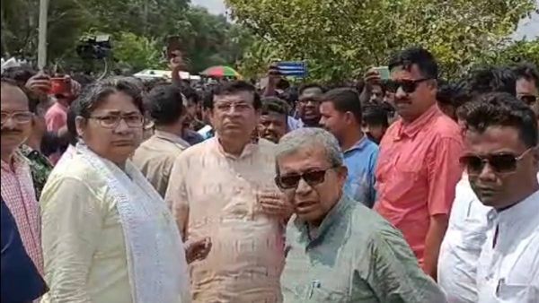 এগরায় ক্ষোভের মুখে মানস ভুঁইয়া-দোলা সেনরা! 'চোর চোর' বলে তীব্র বিক্ষোভ এলাকার মানুষের