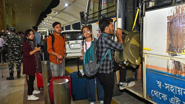 বিমানবন্দরের বাইরে লম্বা লাইন, কলকাতায় ফেরার টিকিটের দাম আকাশ ছোঁয়া