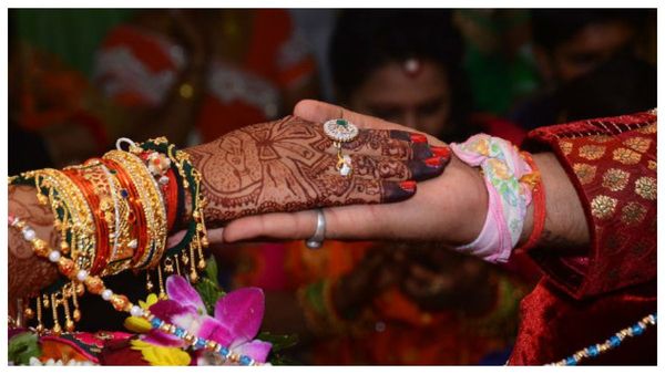 বিজেপি নেতার মেয়ের সঙ্গে মুসলিম যুবকের বিয়ে! VHP-র প্রতিবাদে যে সিদ্ধান্ত নিল দু'পক্ষ