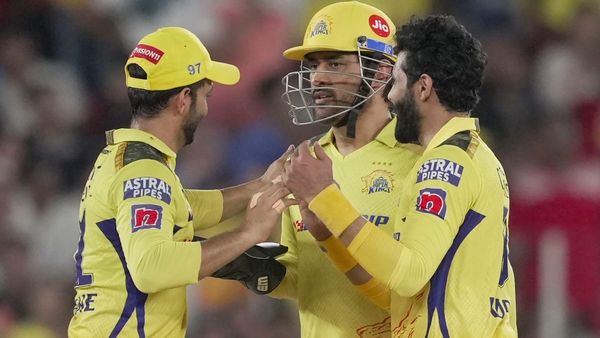 অবসরে নয় ধোনি থাকুন আইপিএলে, অনুরাগীদের ভালোবাসা ও আর্তিকেই সম্মান