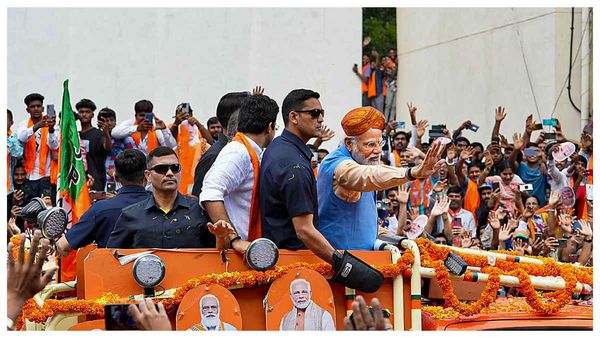 বেঙ্গালুরুতে রোড শো প্রধানমন্ত্রীর! মোদী স্বাগত জানাতে কোথাও হনুমান সাজ, কোথাও লোকনৃত্য বিজেপি সমর্থকদের