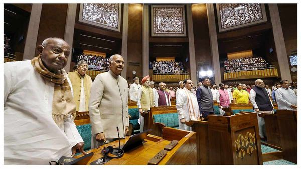 তৃণমূলের অবস্থানকে থোরাই কেয়ার! নতুন সংসদ ভবনের উদ্বোধনী অনুষ্ঠানে হাজির দুই সাংসদ