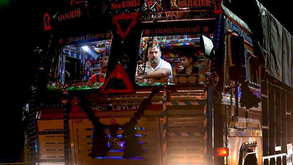 ট্রাকে চড়লেন রাহুল গান্ধী, চালক-খালাসিদের ‘মন কি বাত’ শুনলেন কংগ্রেস নেতা