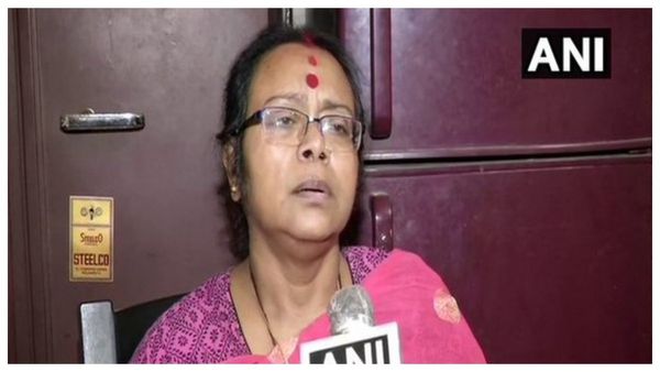 ৩২ বছর ঘর করেছি, ভাইপোর অফিসে যাইনি! ফের BJP-তে যোগ দিয়ে বিস্ফোরক একদা মমতার ছায়াসঙ্গী সোনালী গুহ