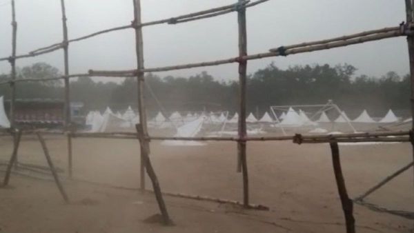 বাংলা জুড়ে প্রবল ঝড়-বৃষ্টি, অভিষেক বন্দ্যোপাধ্যায়ের কনভয়ের উপর ছিঁড়ল বিদ্যুতের তার