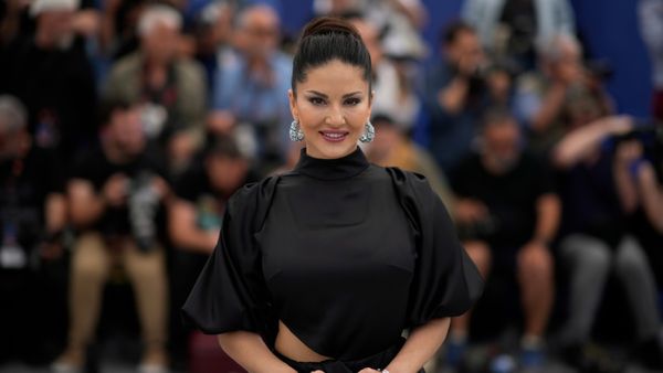 কানের লাল গালিচা মাতালেন ‘কেনেডি’ টিম, সানি লিওনির লুকে স্তব্ধ ফ্যানেরা