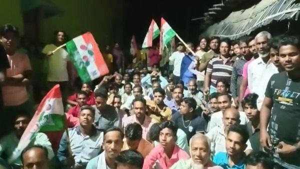 অভিষেকের ‘ফতোয়া’কে বৃদ্ধাঙ্গুষ্ঠ! পঞ্চায়েতে টিকিটের দাবিতে ঘেরাও তৃণমূলের অঞ্চল সভাপতি