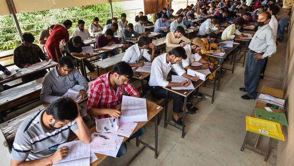 UPSC Exam: নাম এক, রোল নম্বর এক, দুই ইউপিএসসি প্রার্থীকে ঘিরে বিভ্রাট মধ্যপ্রদেশে
